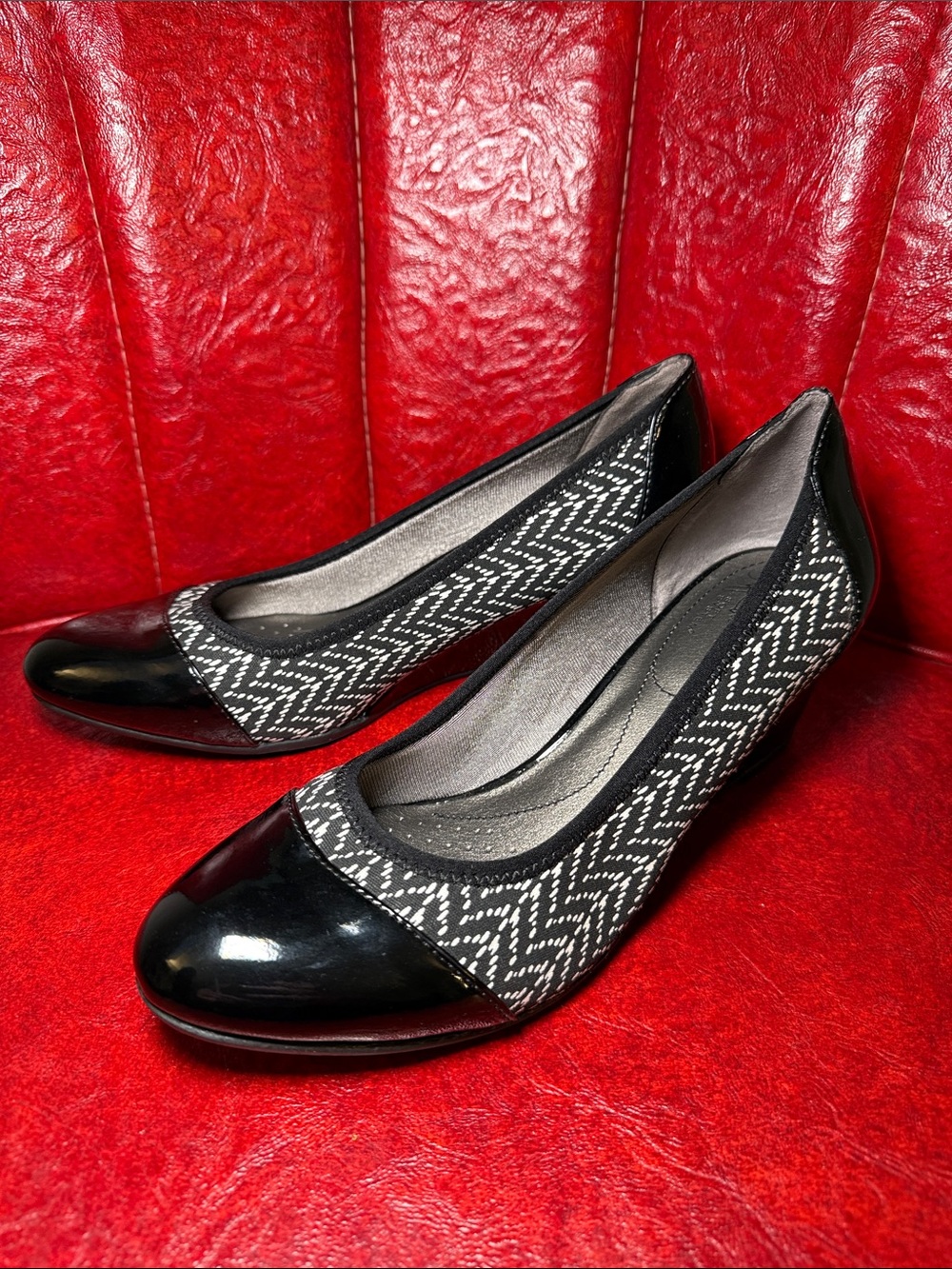 LifeStride 10W Herringbone Stretch Patent Wedge Pumps Black White